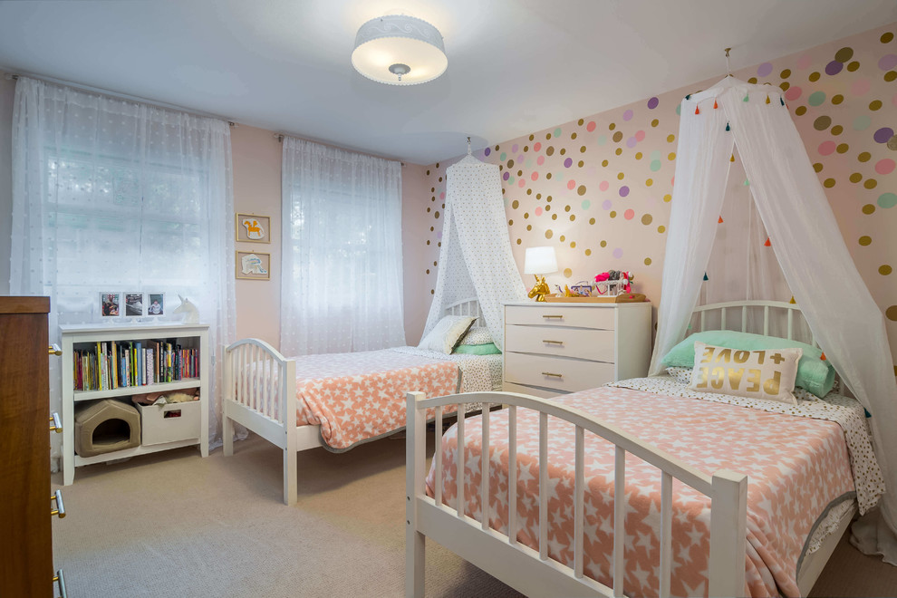 Стильный дизайн: детская среднего размера в стиле неоклассика (современная классика) с спальным местом, розовыми стенами и ковровым покрытием для ребенка от 4 до 10 лет, девочки - последний тренд