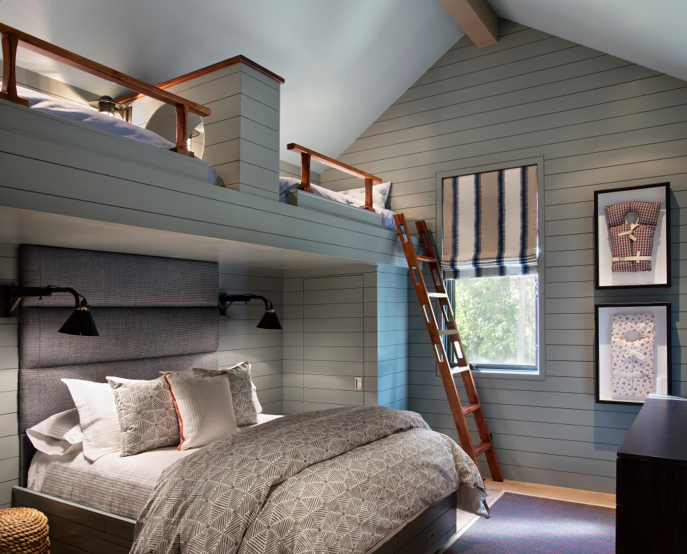Neutrales Uriges Kinderzimmer mit grauer Wandfarbe, Schlafplatz, braunem Holzboden und braunem Boden in Sonstige