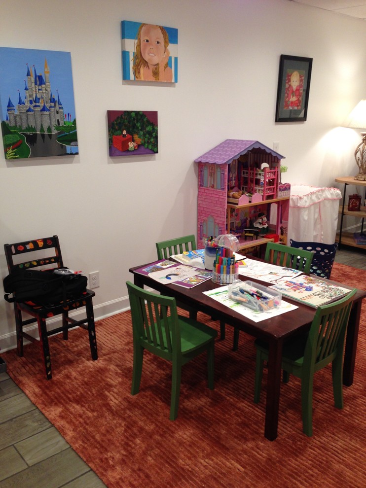 Exemple d'une chambre d'enfant de 4 à 10 ans chic avec un mur blanc et un sol en carrelage de céramique.