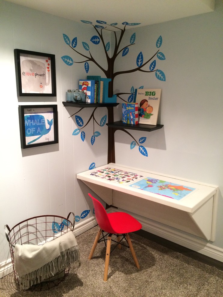 Réalisation d'une petite chambre d'enfant de 1 à 3 ans design avec un mur multicolore.