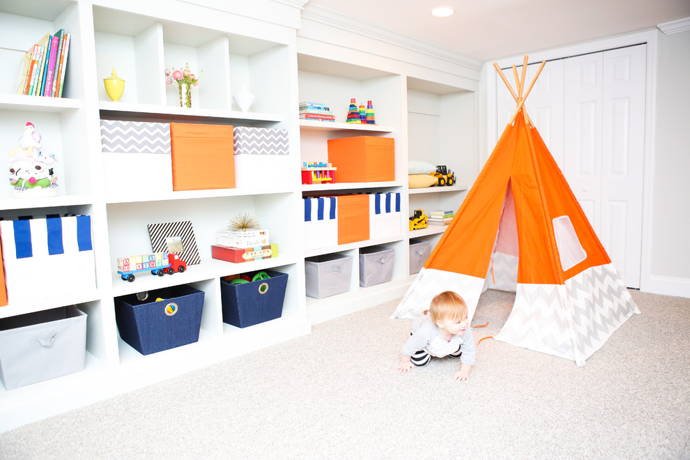 На фото: нейтральная детская с игровой в стиле кантри с серыми стенами и ковровым покрытием для ребенка от 1 до 3 лет