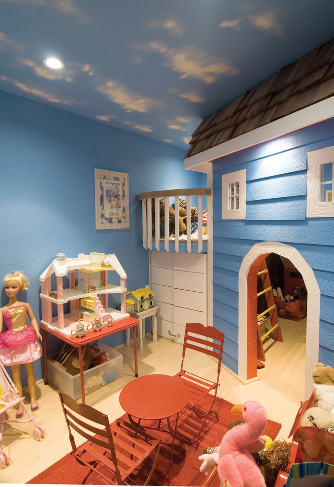 Modelo de dormitorio infantil de 4 a 10 años clásico renovado de tamaño medio con paredes azules, suelo de madera clara y suelo beige