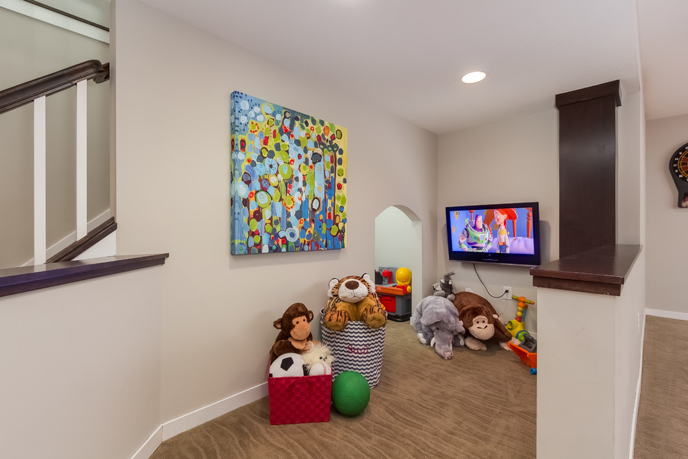 Esempio di una piccola cameretta per bambini da 1 a 3 anni tradizionale con pareti grigie, moquette e pavimento beige