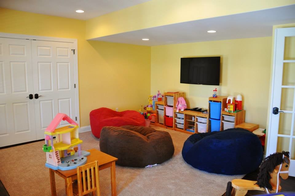 Mittelgroßes, Neutrales Klassisches Kinderzimmer mit Spielecke, gelber Wandfarbe, dunklem Holzboden und braunem Boden in Philadelphia