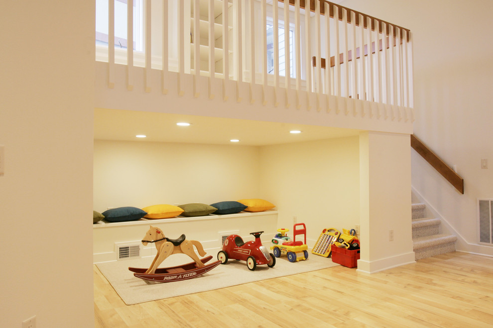 Neutrales Klassisches Kinderzimmer mit Spielecke, weißer Wandfarbe und hellem Holzboden