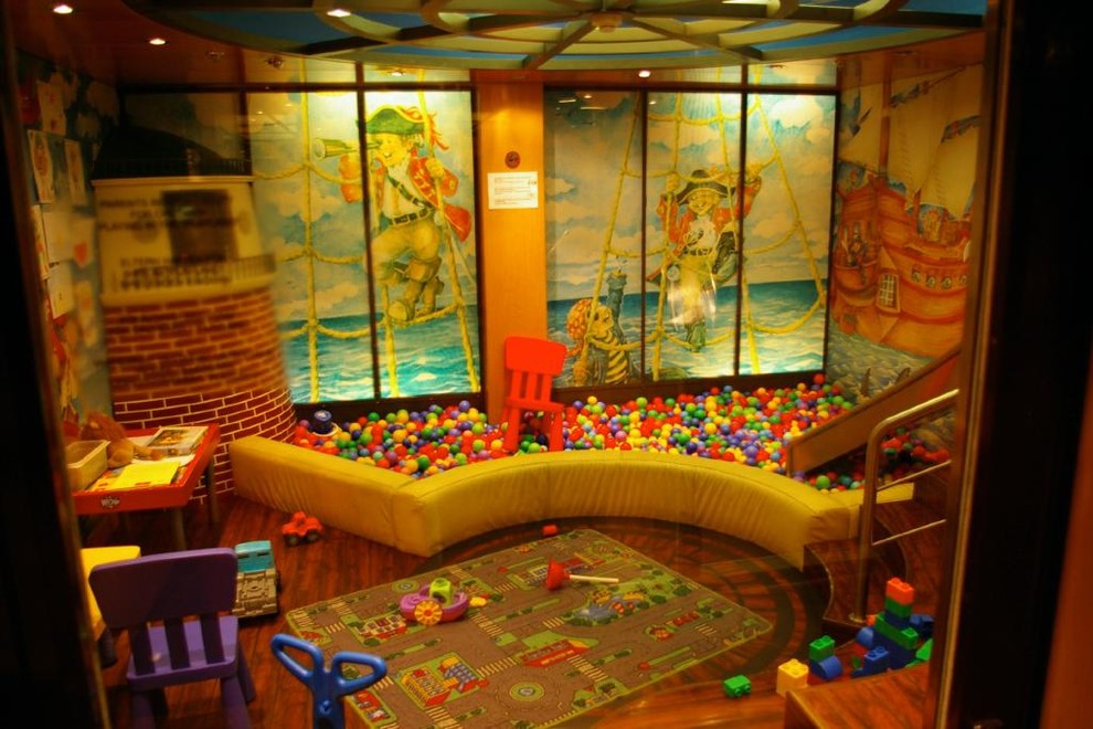Example of a trendy kids' room design in Los Angeles