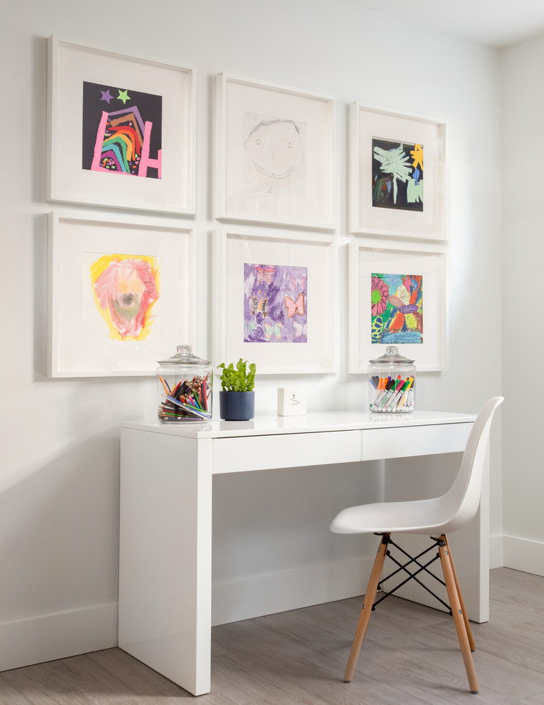 Idée de décoration pour une chambre neutre de 4 à 10 ans tradition avec un bureau, un mur blanc et un sol marron.