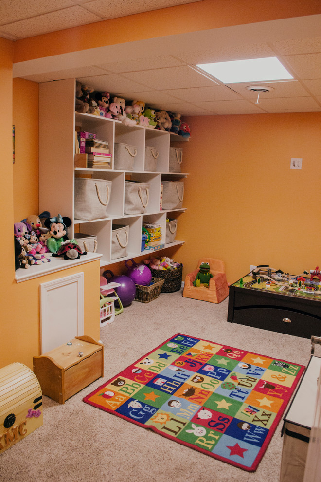 Inredning av ett mellanstort könsneutralt barnrum kombinerat med lekrum och för 4-10-åringar, med orange väggar och heltäckningsmatta
