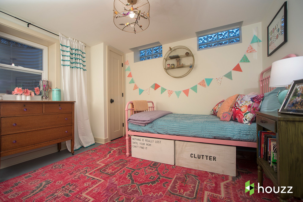 Foto på ett litet vintage barnrum kombinerat med sovrum, med beige väggar, betonggolv och grått golv