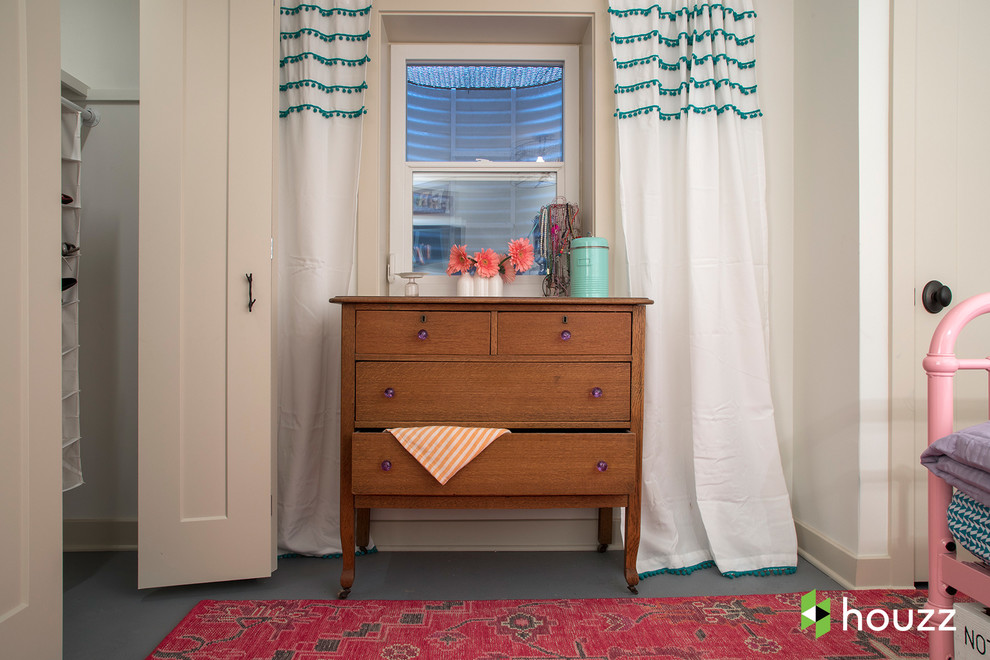 Réalisation d'une petite chambre d'enfant tradition avec sol en béton ciré, un sol gris et un mur beige.