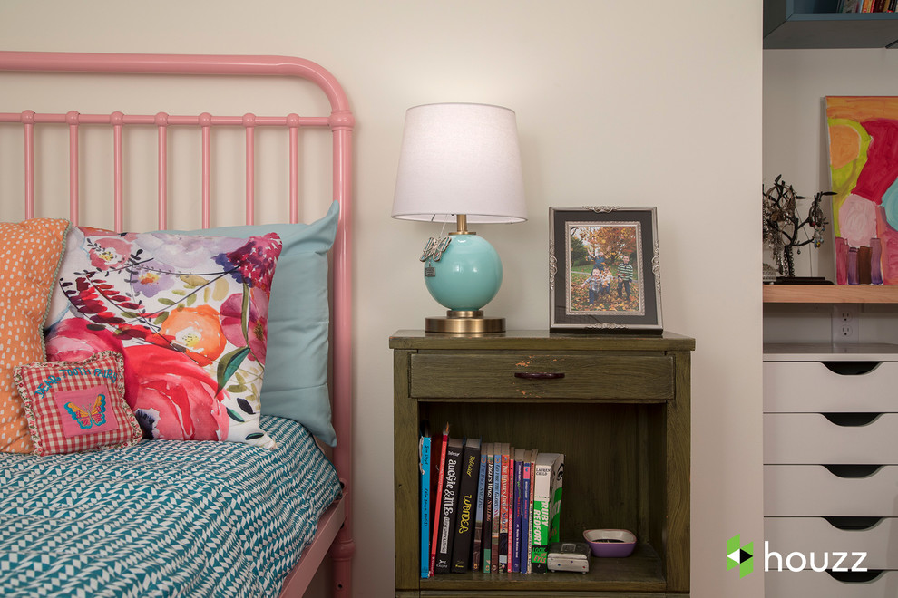 Idéer för små vintage barnrum kombinerat med sovrum, med beige väggar, betonggolv och grått golv