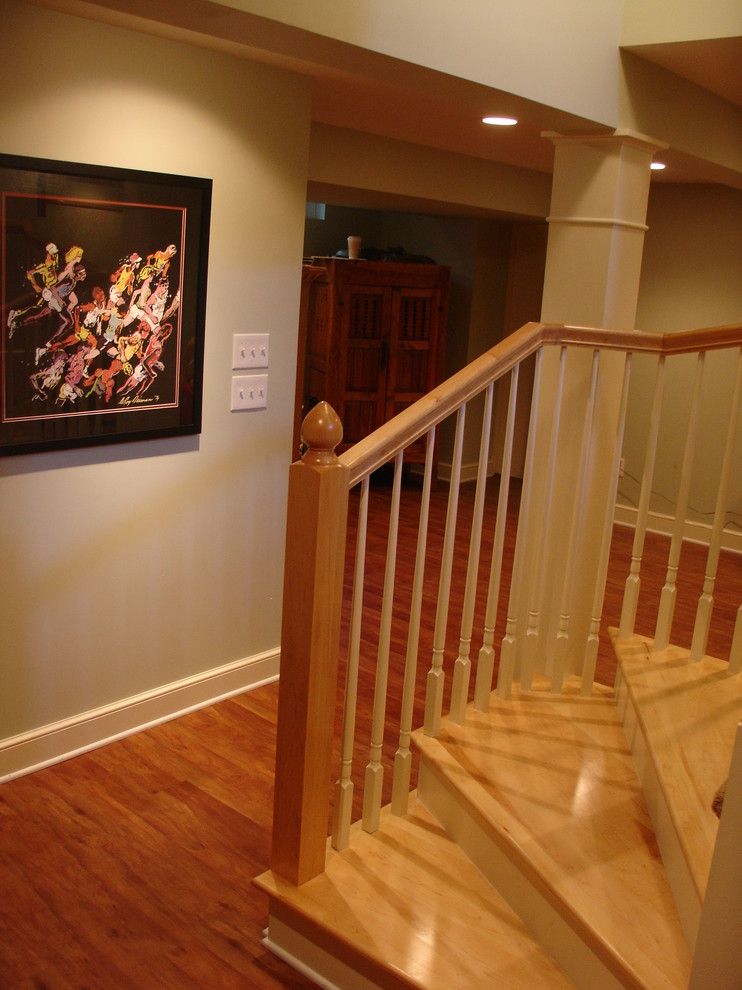 Свежая идея для дизайна: лестница среднего размера в классическом стиле - отличное фото интерьера