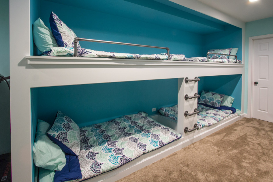 Aménagement d'une chambre d'enfant de 4 à 10 ans bord de mer de taille moyenne avec un mur bleu, moquette et un sol marron.