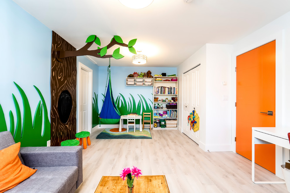 Neutrales Modernes Kinderzimmer mit Spielecke, blauer Wandfarbe, hellem Holzboden und beigem Boden in Vancouver