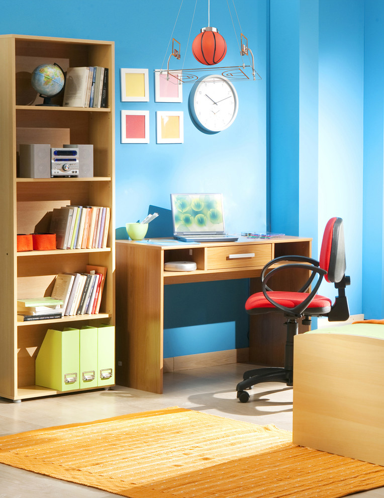 Bild på ett litet eklektiskt barnrum kombinerat med sovrum, med blå väggar och betonggolv