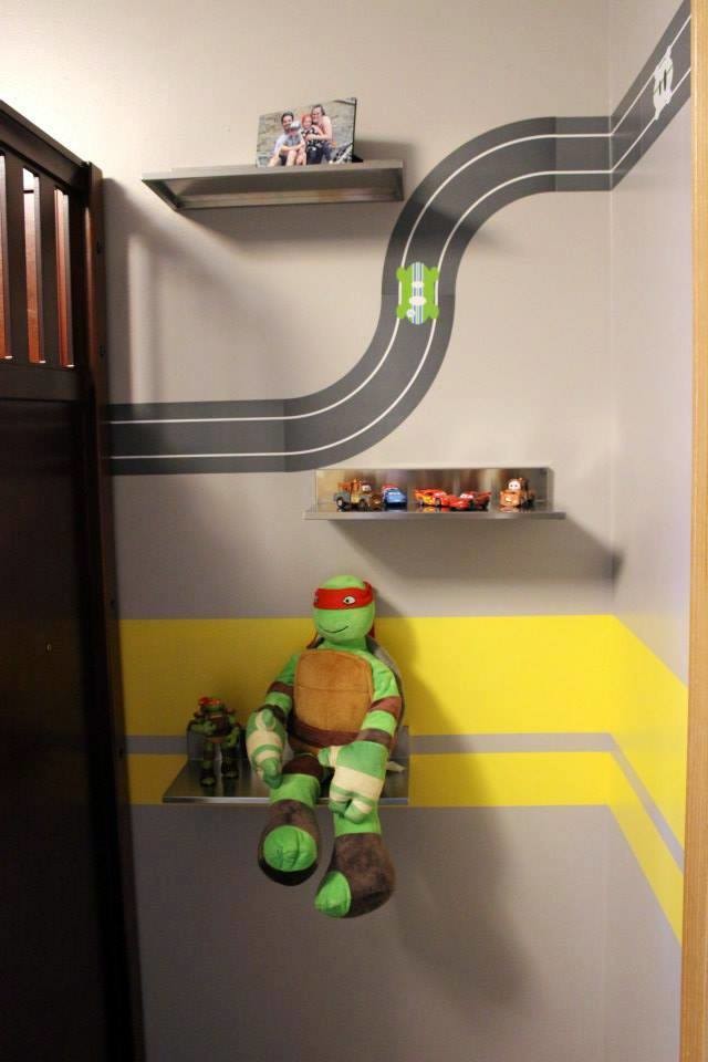 Esempio di una cameretta per bambini da 1 a 3 anni minimal di medie dimensioni con pareti grigie, pavimento in vinile e pavimento marrone