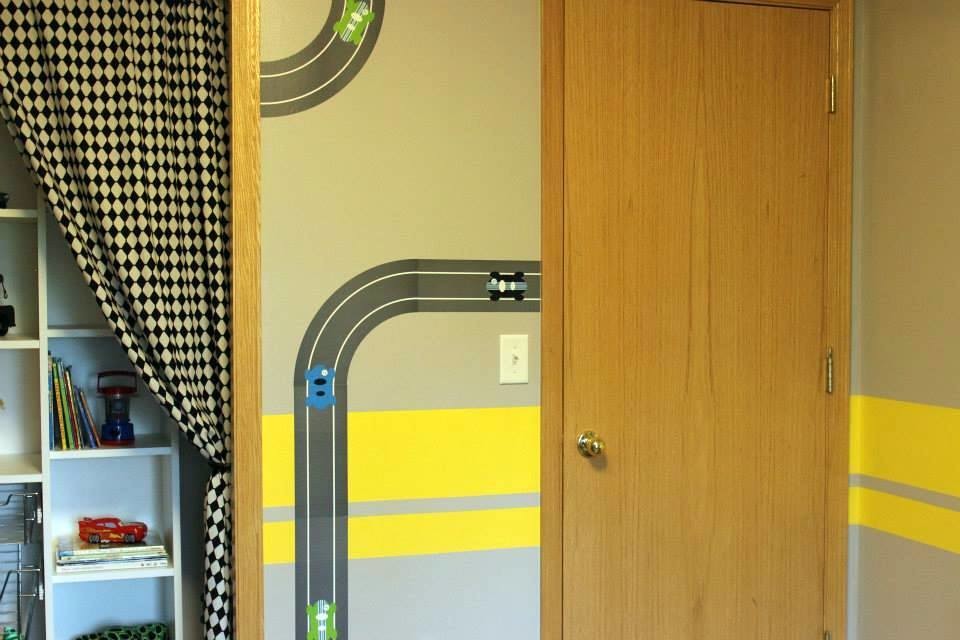 Immagine di una cameretta per bambini da 1 a 3 anni design di medie dimensioni con pareti grigie, pavimento in vinile e pavimento marrone