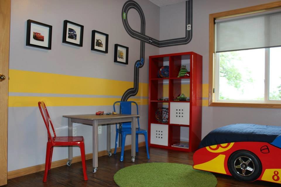 На фото: детская среднего размера в современном стиле с спальным местом, серыми стенами, полом из винила и коричневым полом для мальчика, ребенка от 1 до 3 лет с