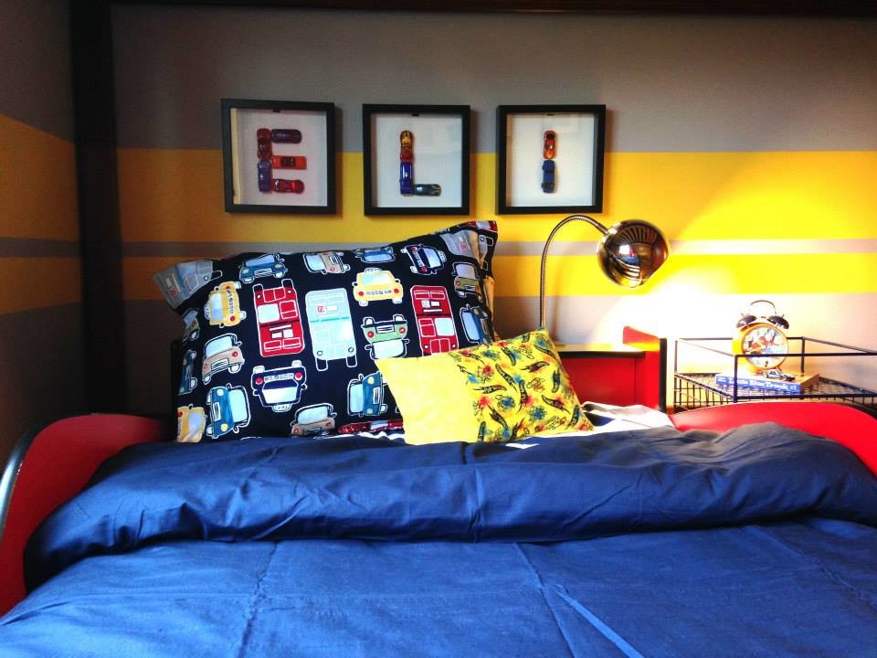 ミネアポリスにある低価格の中くらいなコンテンポラリースタイルのおしゃれな子供部屋 (グレーの壁、クッションフロア、茶色い床) の写真