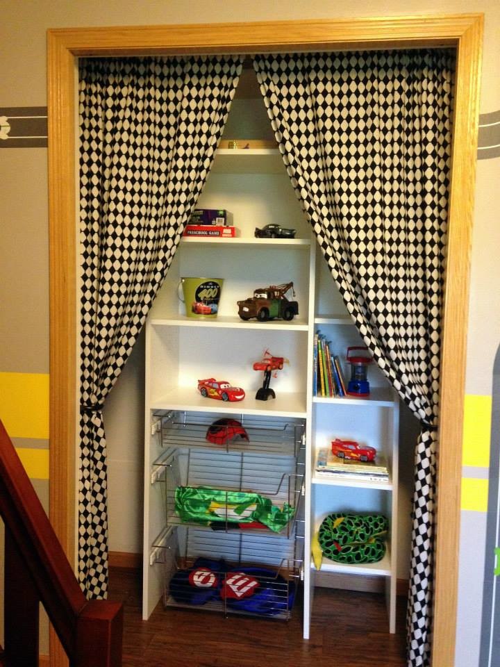 Bild på ett mellanstort funkis barnrum kombinerat med sovrum, med grå väggar, vinylgolv och brunt golv