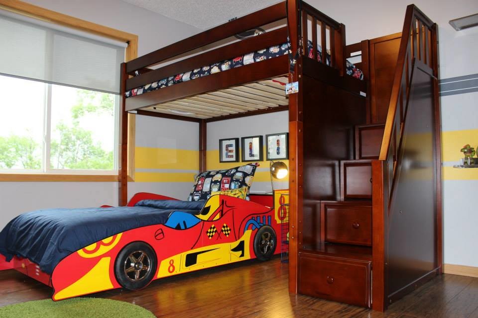 Immagine di una piccola cameretta per bambini da 1 a 3 anni design con pareti grigie, pavimento in vinile e pavimento marrone