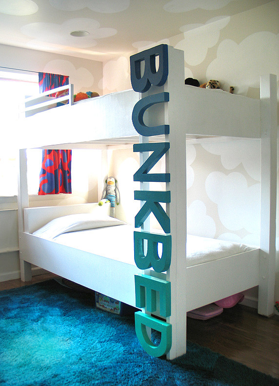 Exemple d'une chambre d'enfant moderne avec un lit superposé.