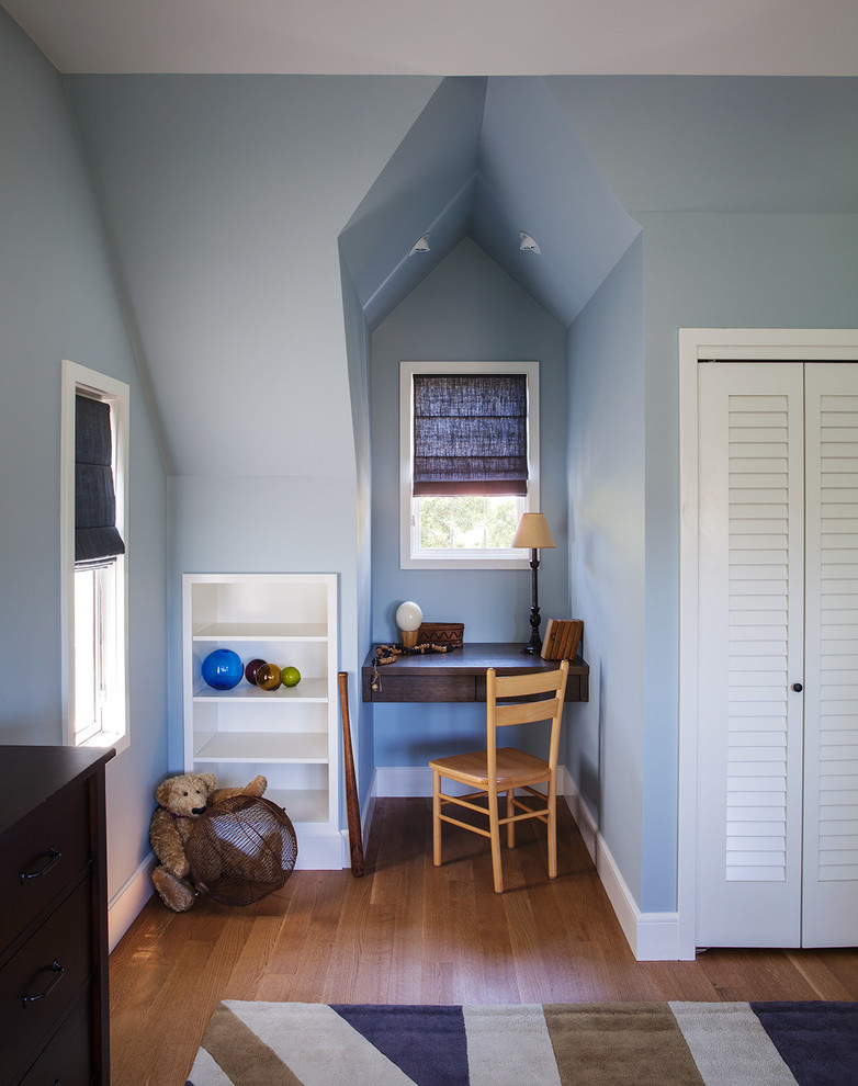 Пример оригинального дизайна: детская в классическом стиле с рабочим местом, синими стенами и паркетным полом среднего тона для ребенка от 4 до 10 лет, мальчика