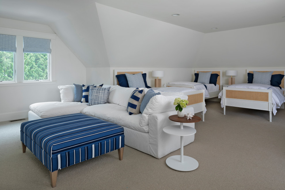 Idee per una grande cameretta per bambini stile marino con pareti bianche, moquette e pavimento beige