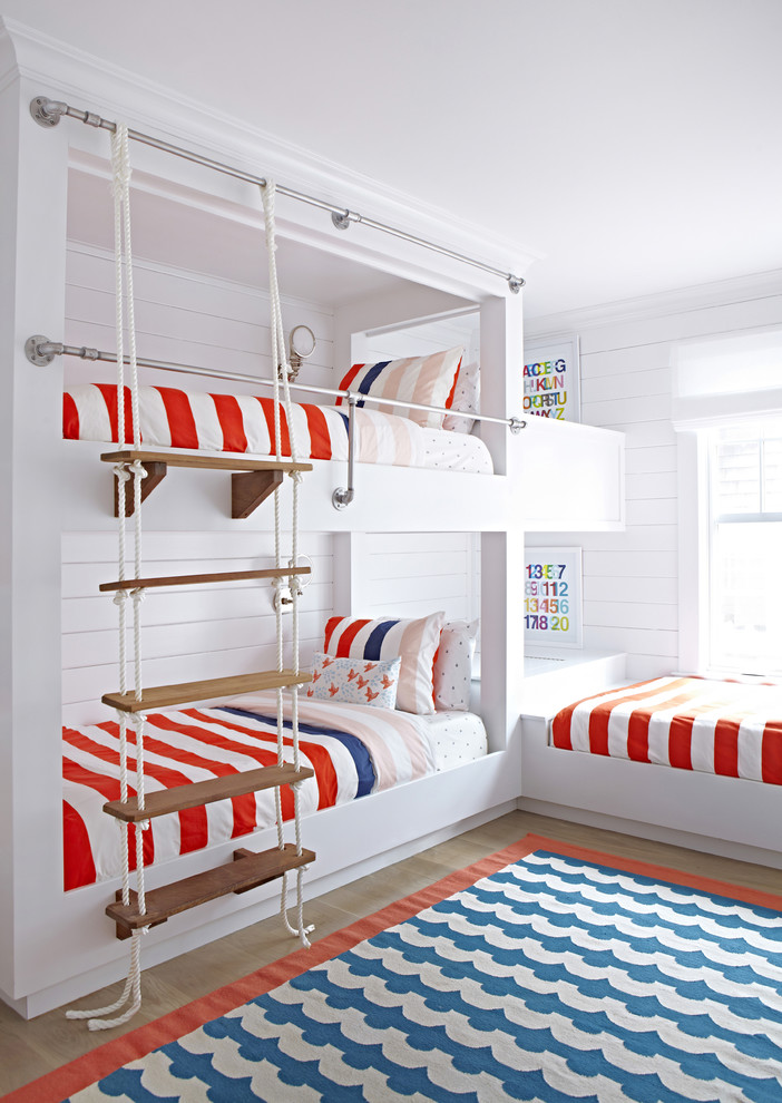Immagine di una cameretta per bambini da 4 a 10 anni costiera di medie dimensioni con pareti bianche e parquet chiaro