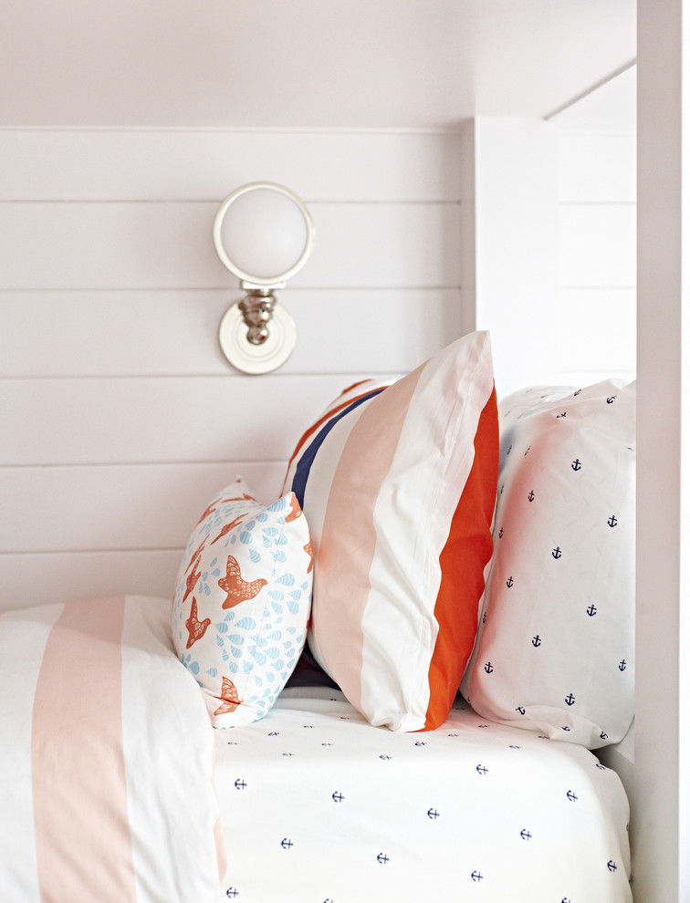 Foto de dormitorio infantil de 4 a 10 años costero de tamaño medio con paredes blancas y suelo de madera clara
