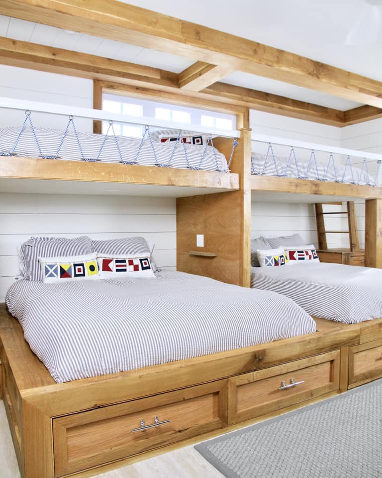 Idéer för könsneutrala barnrum kombinerat med sovrum, med grå väggar, ljust trägolv och grått golv