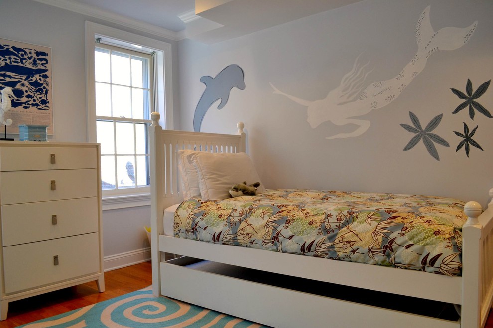Идея дизайна: детская среднего размера в классическом стиле с спальным местом, синими стенами и паркетным полом среднего тона для ребенка от 4 до 10 лет, девочки