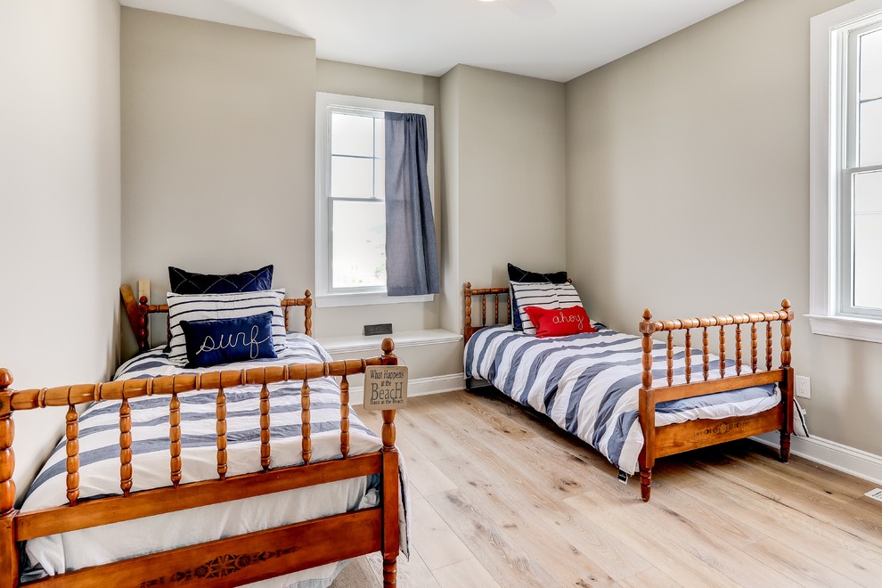 Ejemplo de dormitorio infantil costero con paredes grises, suelo de madera clara y suelo beige