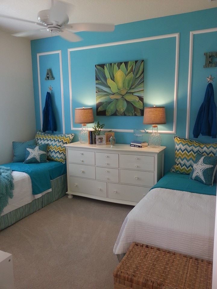 Foto di una cameretta per bambini costiera di medie dimensioni con pareti blu e moquette