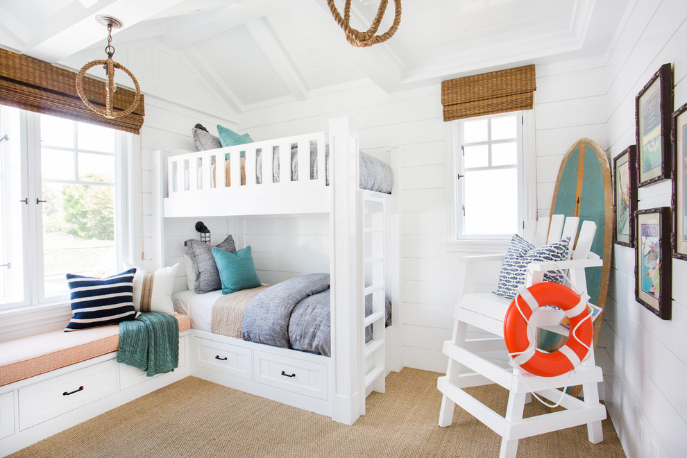 Источник вдохновения для домашнего уюта: нейтральная детская среднего размера в морском стиле с спальным местом, белыми стенами и ковровым покрытием для двоих детей