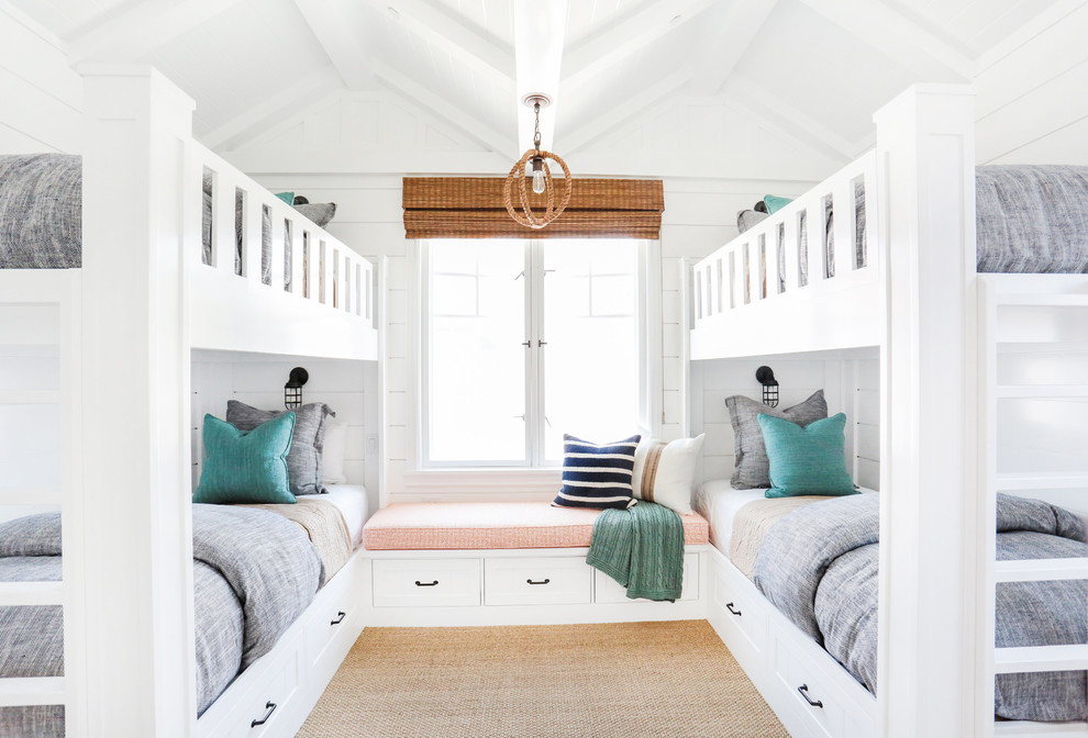 Imagen de dormitorio infantil marinero de tamaño medio con paredes blancas y moqueta
