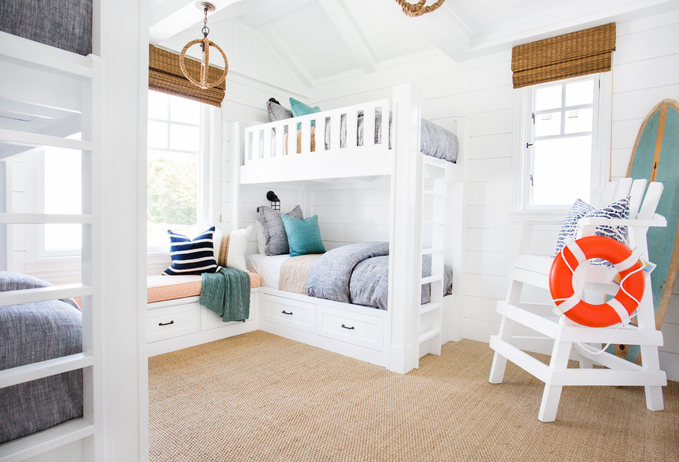 На фото: нейтральная детская среднего размера в морском стиле с спальным местом, белыми стенами и ковровым покрытием