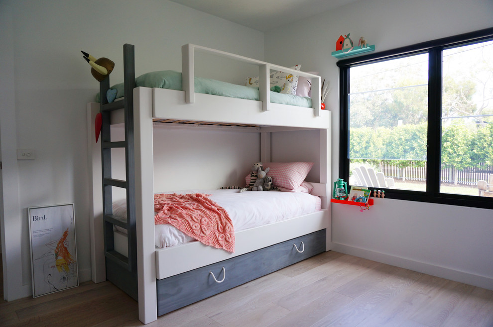 На фото: детская в современном стиле с спальным местом, белыми стенами и светлым паркетным полом для девочки с