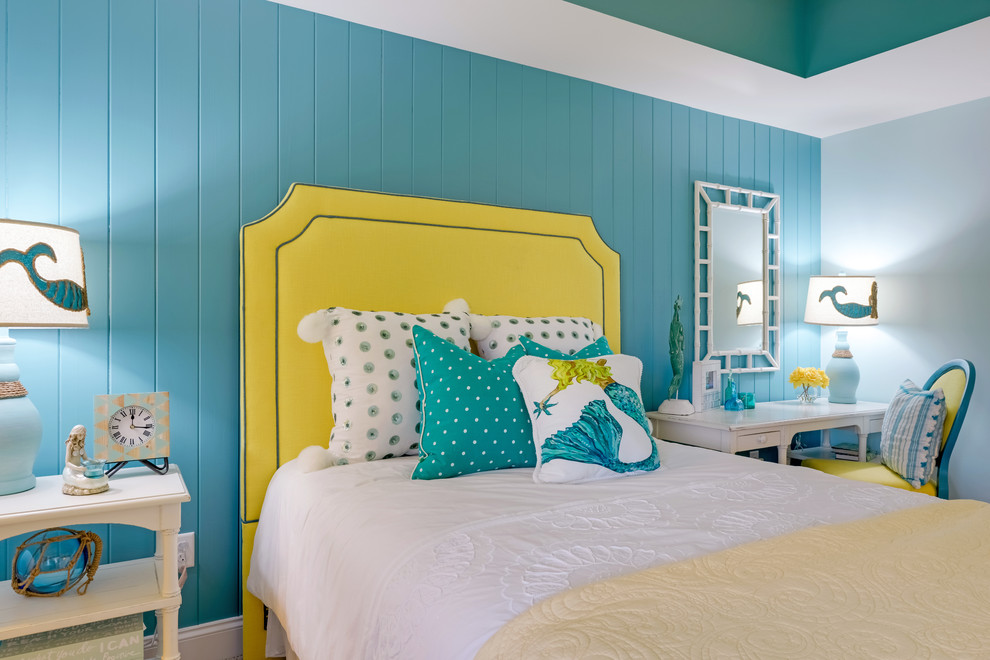 Immagine di una cameretta per bambini stile marinaro con pareti blu