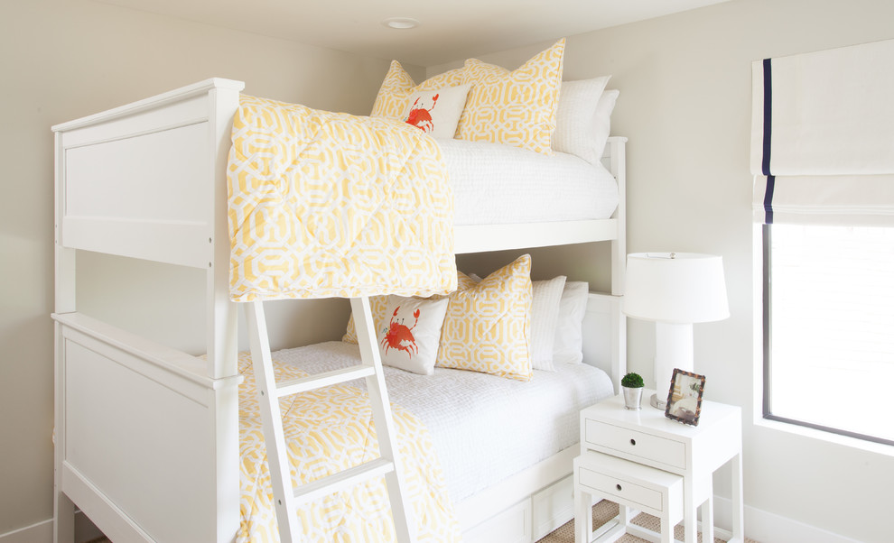 Стильный дизайн: детская в морском стиле с спальным местом, серыми стенами и ковровым покрытием для девочки, двоих детей - последний тренд