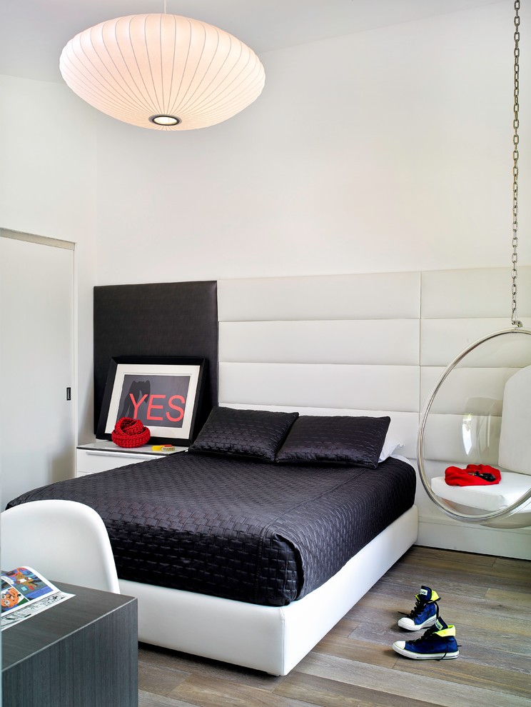 Ejemplo de dormitorio infantil contemporáneo de tamaño medio con paredes blancas y suelo de madera en tonos medios