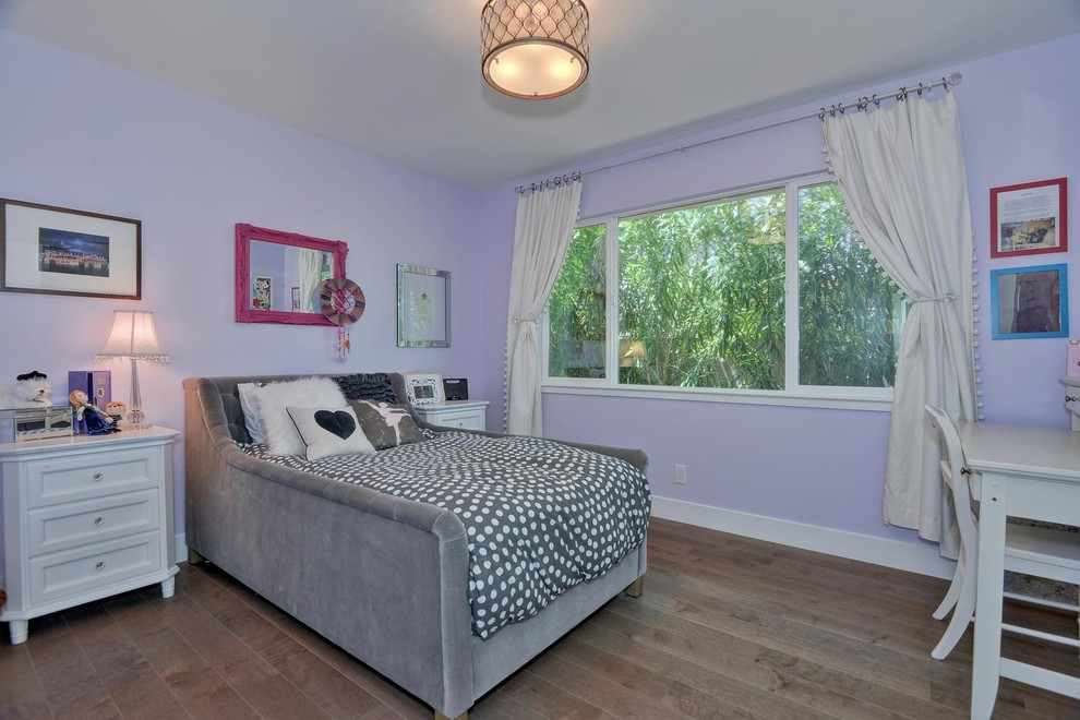 Cette photo montre une chambre de fille rétro avec un mur violet et un sol en bois brun.