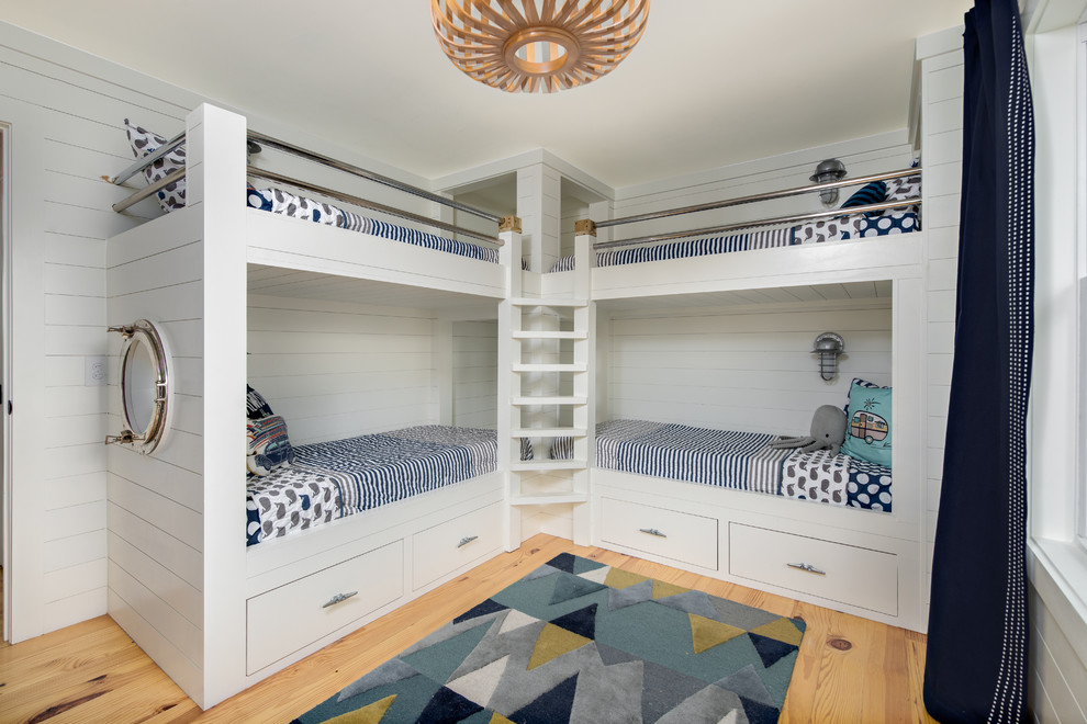 Foto de dormitorio infantil de 4 a 10 años marinero con paredes blancas, suelo de madera clara y suelo beige