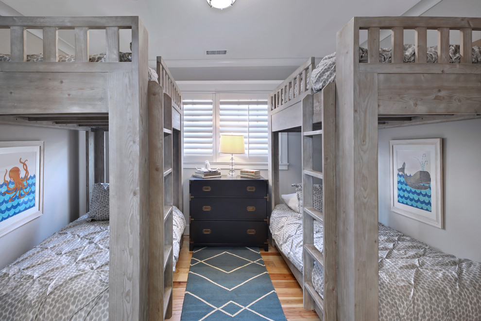 Foto på ett mellanstort maritimt könsneutralt barnrum kombinerat med sovrum och för 4-10-åringar, med grå väggar och ljust trägolv