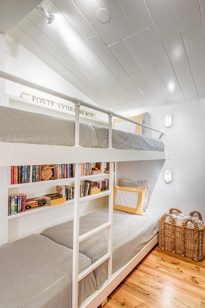 Exemple d'une chambre d'enfant de 4 à 10 ans bord de mer avec un mur blanc, un sol en bois brun et un lit superposé.