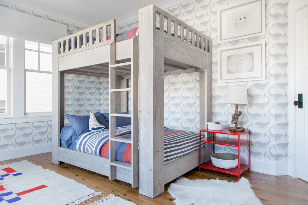 Diseño de dormitorio infantil marinero con paredes blancas, suelo de madera en tonos medios y suelo marrón