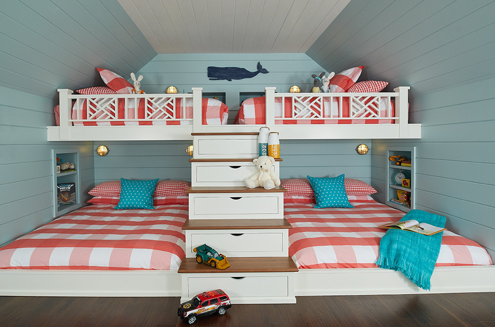 Inspiration för mellanstora maritima könsneutrala barnrum kombinerat med sovrum och för 4-10-åringar, med blå väggar, mörkt trägolv och brunt golv