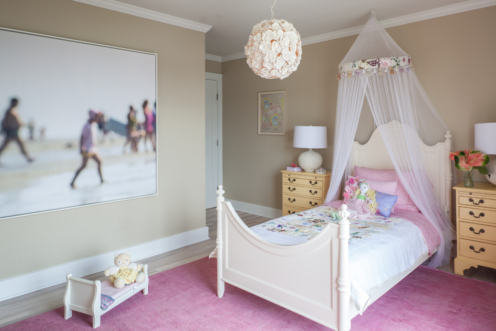 Inspiration för klassiska flickrum kombinerat med sovrum och för 4-10-åringar, med beige väggar och ljust trägolv