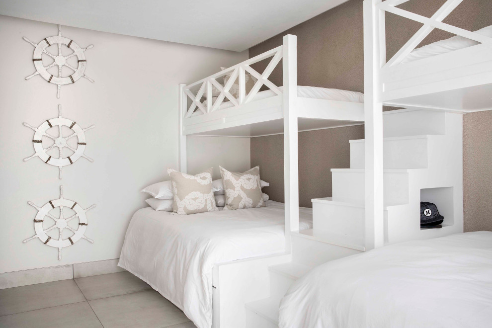 Inspiration för stora maritima könsneutrala tonårsrum kombinerat med sovrum, med grå väggar och vitt golv