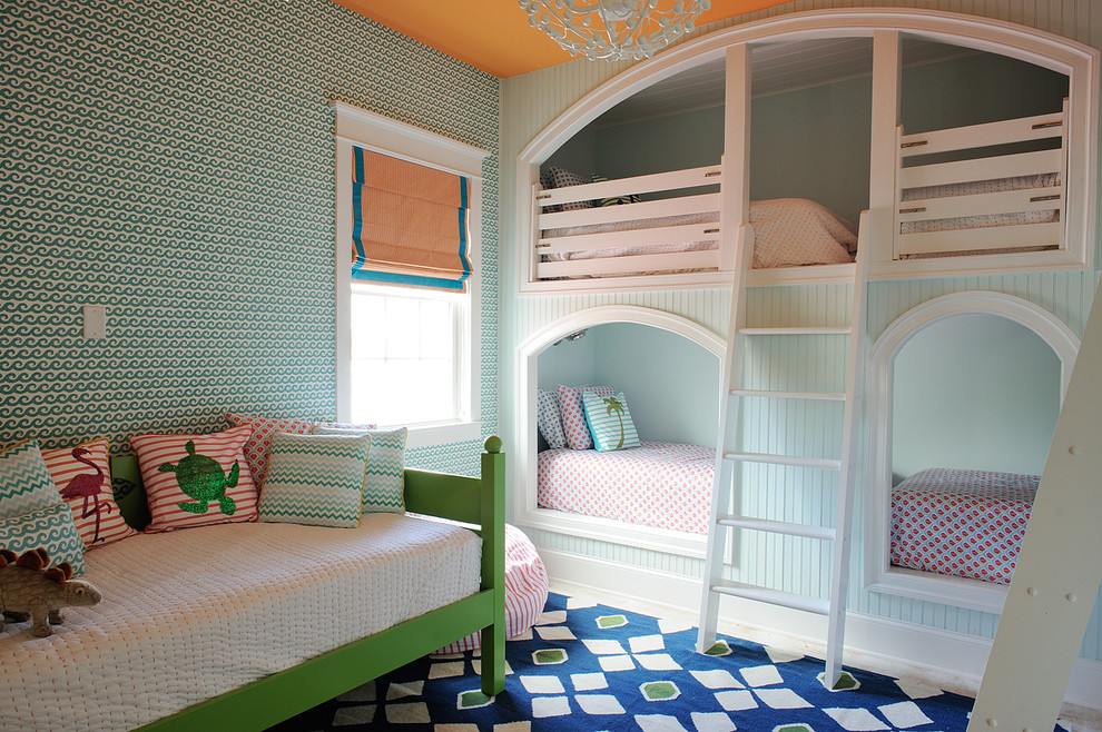 Aménagement d'une chambre d'enfant de 4 à 10 ans bord de mer avec un mur multicolore et un lit superposé.